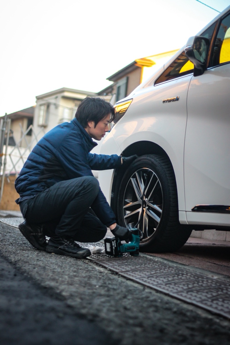 作業のあいまにタイヤまわりを点検する整備士