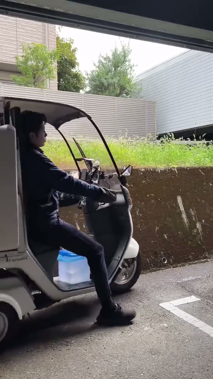 専用バイクで現場に到着